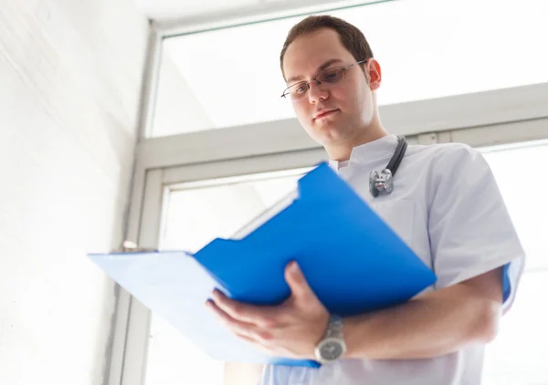 Médico analizando — Foto de Stock