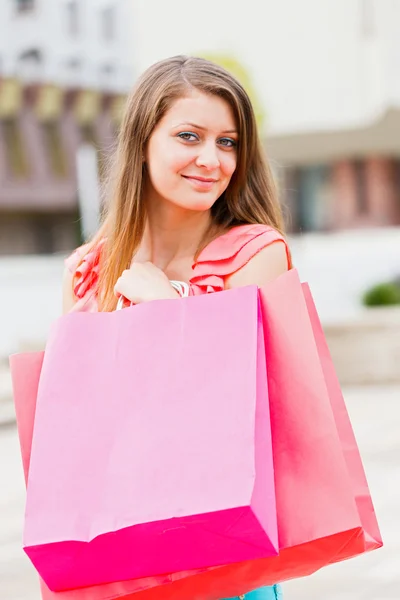 Schöne Frau beim Einkaufen — Stockfoto