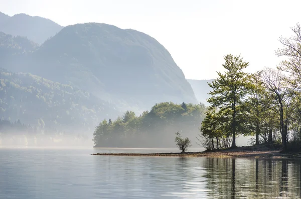 Niebla de la mañana en el lago — Foto de Stock