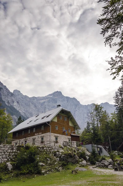 Alpine hut vrata Vadisi — Stok fotoğraf