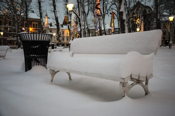 Snow cowered bench — Stock Photo, Image