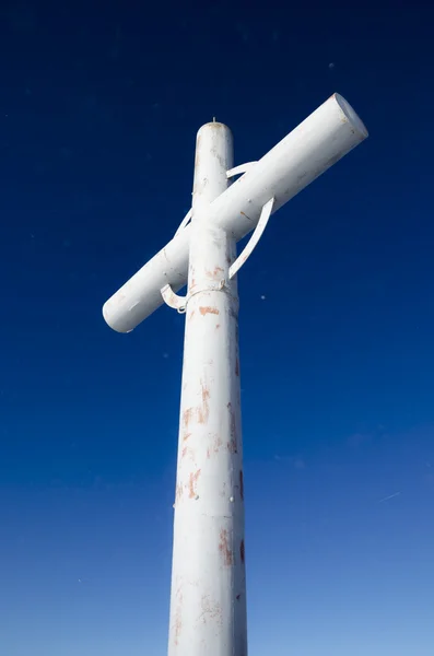 Croce sulla vetta della montagna — Foto Stock
