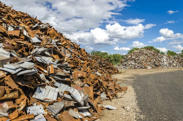 Scrapheap metall högar — Stockfoto