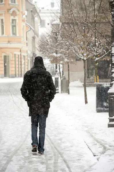 Man walking down the snowed city alley. — Stock Photo, Image
