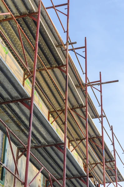 Scaffold on old house — Stock Photo, Image