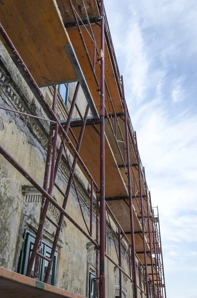 Scaffold on old house — Stock Photo, Image