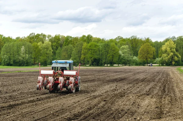 Plantación de semillas con tractor —  Fotos de Stock