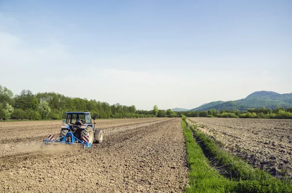 Traktor pflügt Feld um — Stockfoto