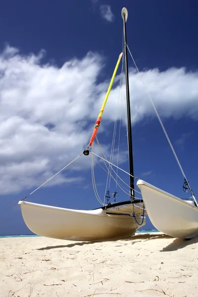 Eenzame catamaran op het strand — Stockfoto