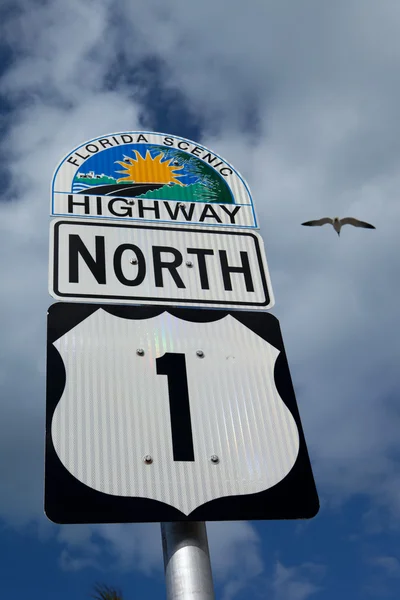 Rota 1 sinal de estrada contra o céu: Florida Keys Highway — Fotografia de Stock