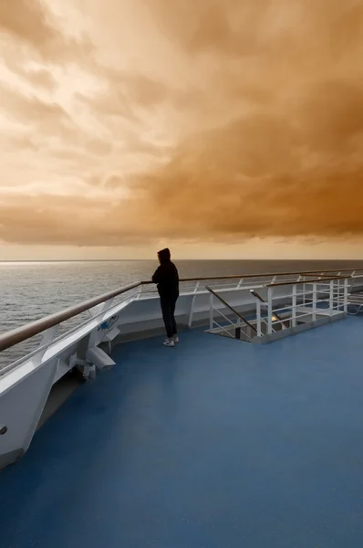 Mujer solitaria en la cubierta de un barco Imágenes de stock libres de derechos