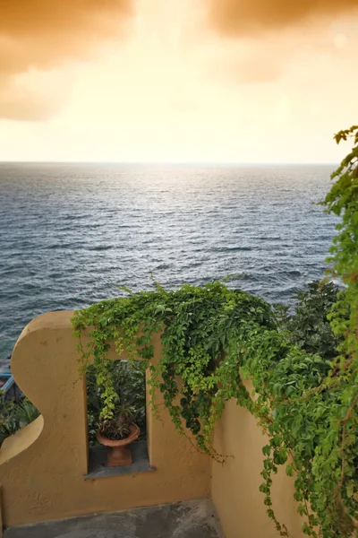 romantik gün batımının görünümünden deniz manzaralı bir Teras