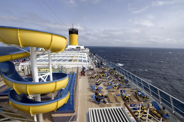 Costa concordia schip passagiers ontspannen op het dek — Stockfoto