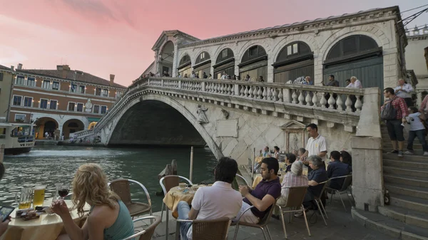 Turistler rialto Köprüsü ve grand canal, venice, İtalya — Stok fotoğraf