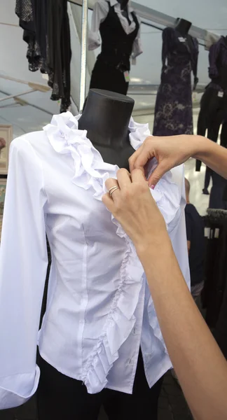 Satış kadın manken üzerinde beyaz bir bluz düzenlenmesi