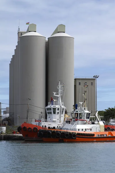 Silos container en sleepboot boot in de haven van mauritius — Stockfoto