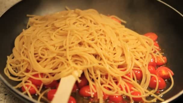 Cocinar pasta con tomates pachino frescos — Vídeo de stock