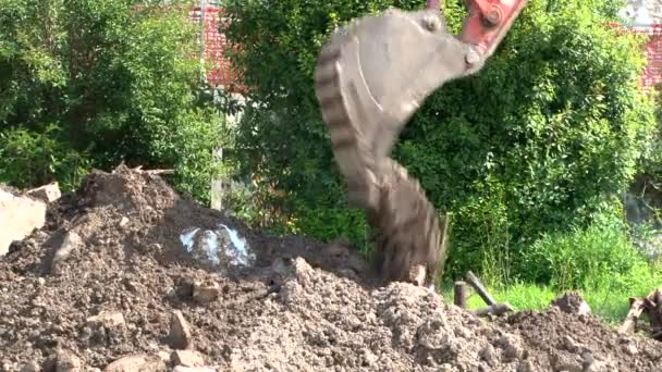 Excavatrice creuser sur le chantier de construction — Video