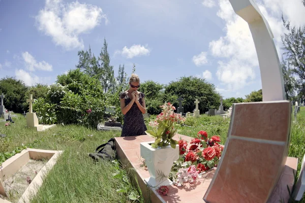 yas kadın tarafından bir mezar