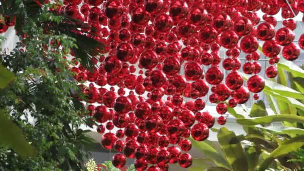 Feliz colgante decoraciones rojas flotantes — Vídeos de Stock