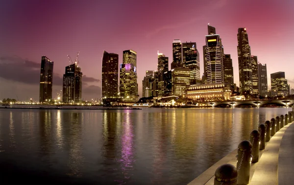 일몰 시간에 싱가포르: 마리나 베이 로열티 프리 스톡 사진