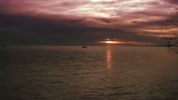 Kleine boot in de Oceaan bij zonsondergang — Stockvideo