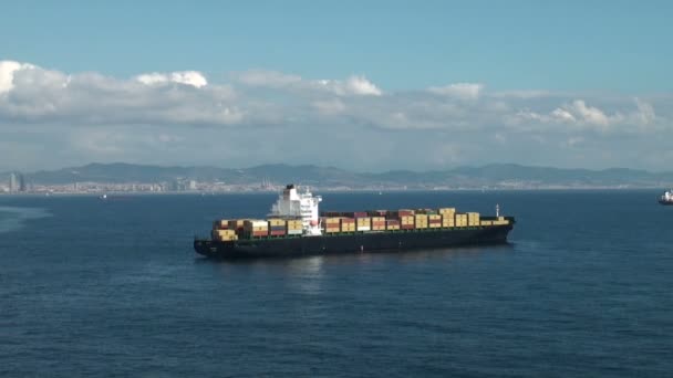 Vrachtschip geladen met containers — Stockvideo