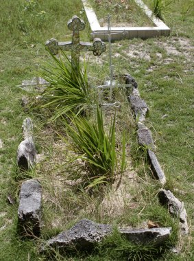 eski bir mezarlık kabirde