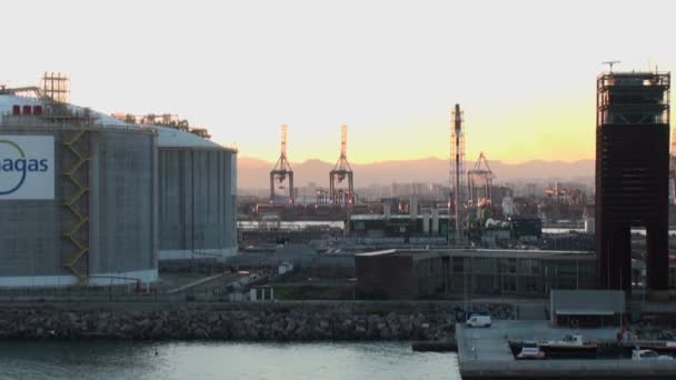 Recipientes de Enagas no porto de Barcelona, Espanha — Vídeo de Stock