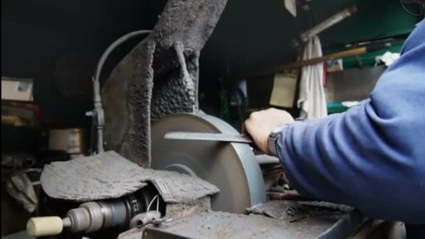 Affûtage d'un couteau avec la meule 