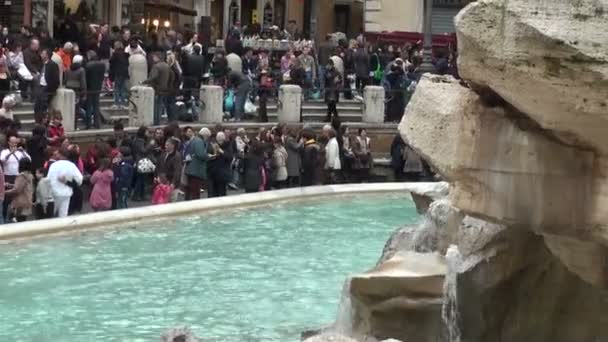 Trevi-Brunnen und multiethnische Touristen — Stockvideo