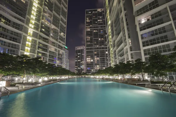 Piscina entre edificios altos — Foto de Stock