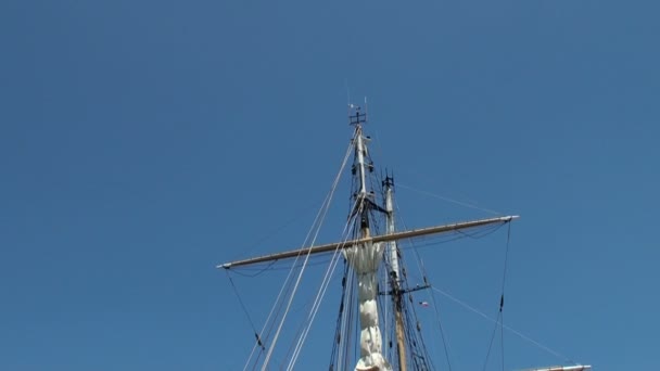 Zeilschip verankerd in de haven van papeete — Stockvideo