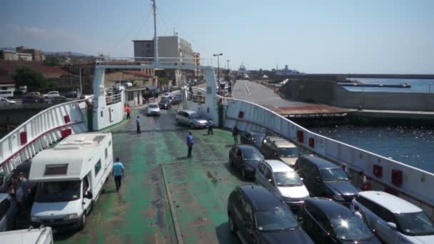 Ferry embarking passengers and vehicles — Stock Video