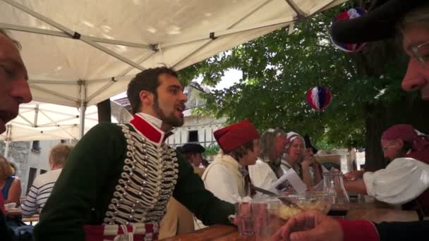 Hovelingen, soldaten en gemeenschappelijke van de Franse revolutie — Stockvideo