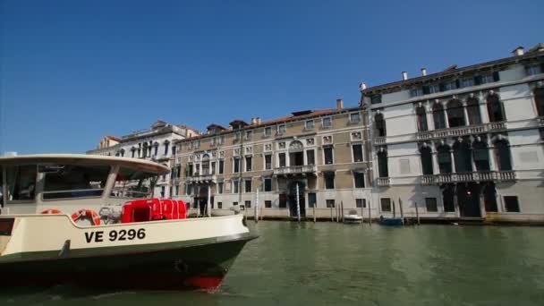 Ατμόπλοιο στο μεγάλο κανάλι της Βενετίας — Αρχείο Βίντεο