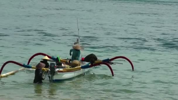 Indonéský rybáři z rybářského výjezdu vyrovnání sítě — Stock video