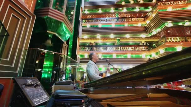 Músico en el vestíbulo del crucero Costa Concordia — Vídeos de Stock