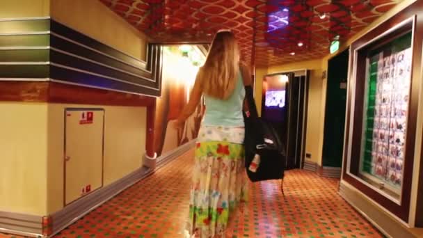 blond Passagier Frau Costa Concordia Kreuzfahrt Schiff Korridor ... blond Passagier Frau Costa Concordia Kreuzfahrt Schiff Korridor ...