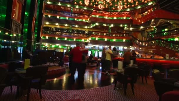 Passengers of Costa Concordia cruise ship amusing and dancing in the lobby — Stock Video