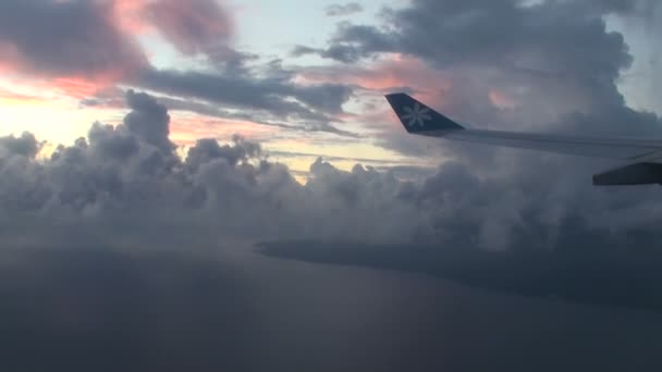 Aus dem Fenster eines Flugzeugs — Stockvideo