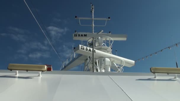 Radar moderno em um navio de cruzeiro — Vídeo de Stock