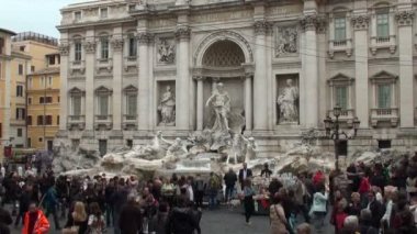 Roma, İtalya'nın ünlü trevi Çeşmesi turistlerin