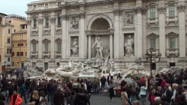 Tourists by the famous Trevi Fountain in Rome, Italy — Stockvideo
