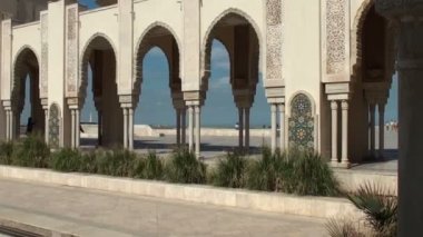 turistler dış bahçelerinde hassan II Camii