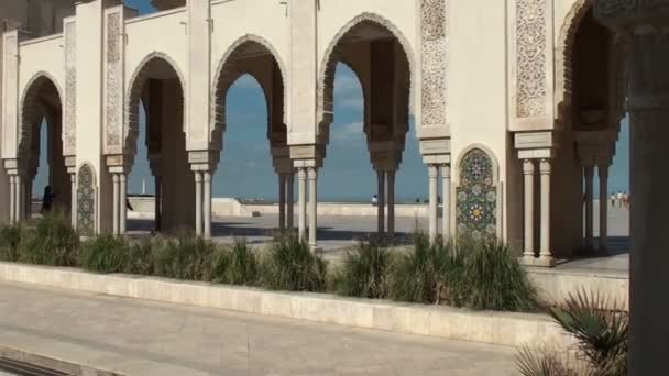 Turistas en los jardines exteriores de la mezquita Hassan II — Vídeos de Stock