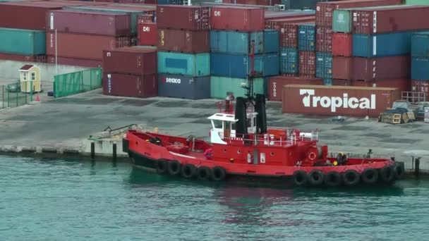 Barco rebocador ancorado pelos contentores da ilha de St Thomas — Vídeo de Stock