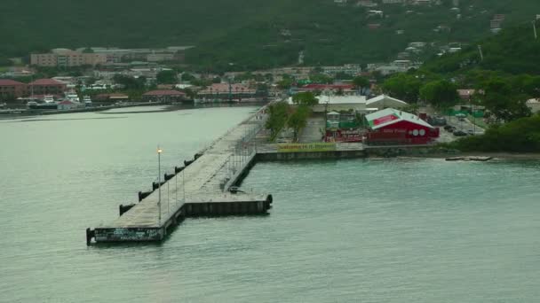 Bateau de croisière arrivant sur l'île de St Thomas — Video