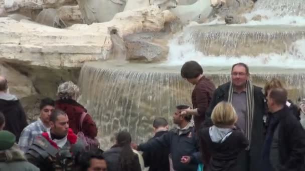 Fonte de Trevi, Roma, e muitos turistas — Vídeo de Stock