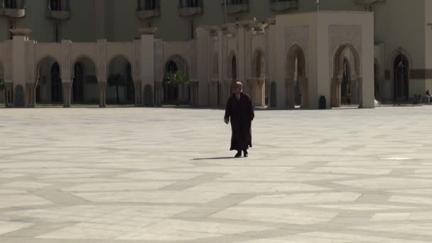 Μουσουλμάνα μεσήλικας στην πλατεία κοντά στο τζαμί του hassan ΙΙ στην Καζαμπλάνκα — Αρχείο Βίντεο